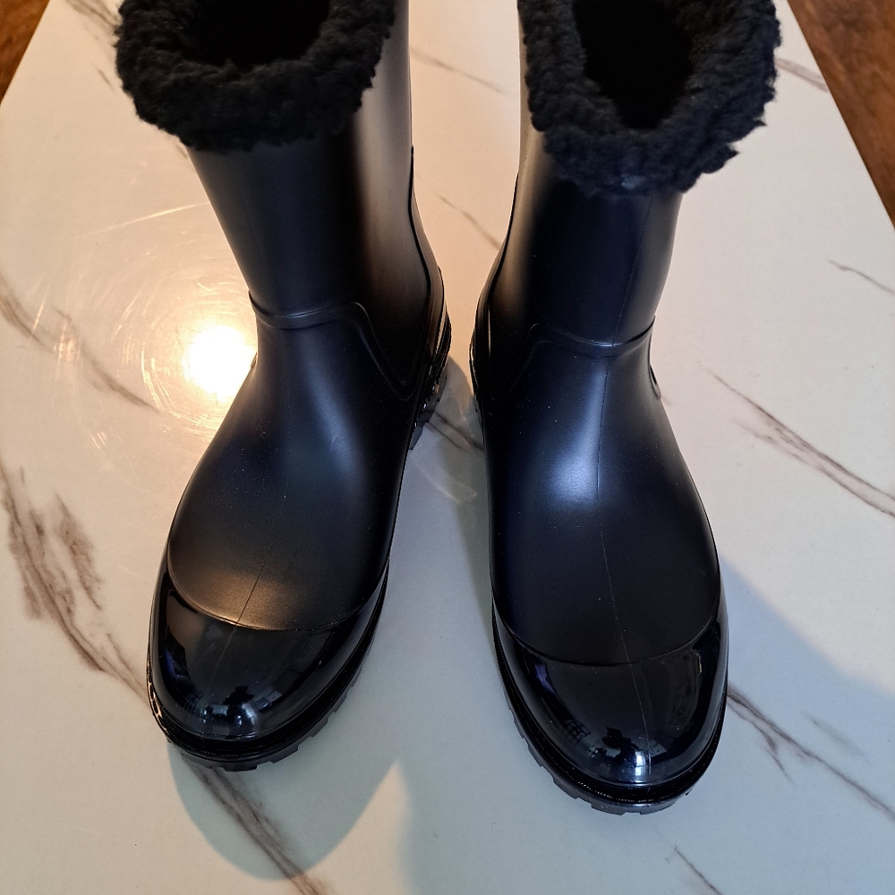 Women's Michael Kors rain boots size 8 Black with patent leather toe new